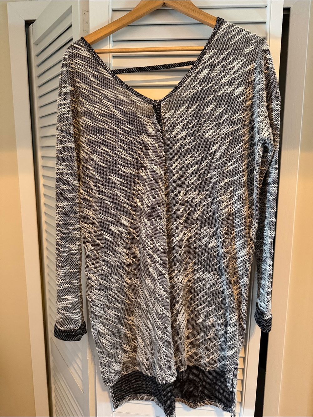 painted threads Gray & White Open-Knit V-Neck Tunic